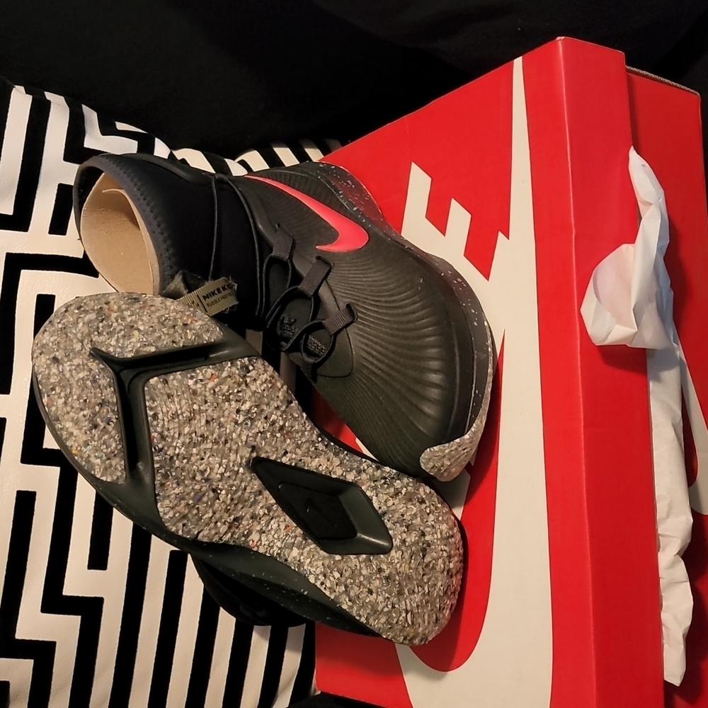 Nike Binzie Boots..Size 2..Black & Crimson